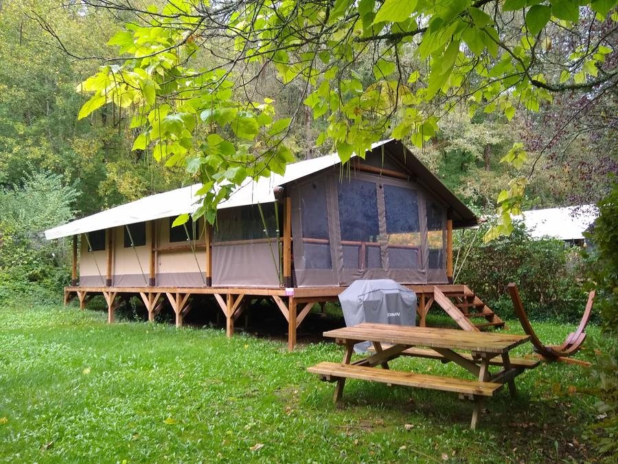 Camping Pas Cher vous présente avec son site Officiel campingpascher.fr, le Camping Moulin De David classé 4 étoiles, situé sur la commune de Gaugeac dans le département Dordogne (Aquitaine) en France. Le camping Moulin De David, vous présente un hébergement de type tente en toile et bois de 46 m² pour 1 personne. Le camping Moulin De David vous propose du vendredi 05 juin au vendredi 12 juin 2026 avec un DÉPART DEMAIN pour 7 nuits à 550€. Cette location propose 56 dates différentes pour réserver votre séjour. Découvrez également les 20 autres gammes d'hébergements du camping. Les Avis clients pour le Camping Moulin De David sont excellents avec une note moyenne de 8 sur 10. Lac, Piscine extérieure, Animation ados, Animation enfants, Animations familiales, Aire de jeux enfants, Baby-foot, Canoë-kayak, Centre équestre, Flipper, Parcours sportif, Ping-pong, Piscine, Pétanque, Randonnée, Terrain de badminton, Terrain de basketball, Terrain de football, Bar, Boulangerie, Brasserie, Bureau de tabac, Restaurant, Snack/Bar, Supermarché, Épicerie,... En savoir plus : cliquez-ICI.