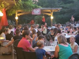 Camping Pas Cher vous présente avec son site Officiel campingpascher.fr, le Camping Moulin De David classé 4 étoiles, situé sur la commune de Gaugeac dans le département Dordogne (Aquitaine) en France. Le camping Moulin De David, vous présente un hébergement de type tente en toile et bois de 20 m² pour 5 personnes. Le camping Moulin De David vous propose du vendredi 01 mai au vendredi 08 mai 2026 pour 7 nuits à 401€. Cette location propose 100 dates différentes pour réserver votre séjour. Découvrez également les 18 autres gammes d'hébergements du camping. Les Avis clients pour le Camping Moulin De David sont excellents avec une note moyenne de 8 sur 10. Lac, Piscine extérieure, Animation ados, Animation enfants, Animations familiales, Aire de jeux enfants, Baby-foot, Canoë-kayak, Centre équestre, Flipper, Parcours sportif, Ping-pong, Piscine, Pétanque, Randonnée, Terrain de badminton, Terrain de basketball, Terrain de football, Bar, Boulangerie, Brasserie, Bureau de tabac, Restaurant, Snack/Bar, Supermarché, Épicerie,... En savoir plus : cliquez-ICI.