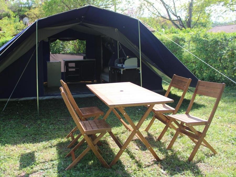 Camping Pas Cher vous présente avec son site Officiel campingpascher.fr, le Camping Vert Lavande classé 3 étoiles, situé sur la commune de Belmont Sur Rance dans le département Aveyron (Midi Pyrénées) en France. Le camping Vert Lavande, vous présente un hébergement de type tente pour 4 personnes. Le camping Vert Lavande vous propose du jeudi 02 juillet au jeudi 09 juillet 2026, en promotion à -14% pour 7 nuits à 429 € au lieu de 500,5 € soit une Économie de 71,50 €. Cette location propose 64 dates différentes pour réserver votre séjour. Découvrez également les 3 autres gammes d'hébergements du camping. LacRivièreÉtang, Piscine extérieure, Animation enfants, Aire de jeux enfants, Canoë-kayak, Centre équestre, Court de tennis, Cyclisme, Ping-pong, Pétanque, Randonnée, Sports nautiques, Terrain multisports, Bar, Boulangerie, Bureau de tabac, Restaurant, Restaurant grill, Épicerie,... En savoir plus : cliquez-ICI.