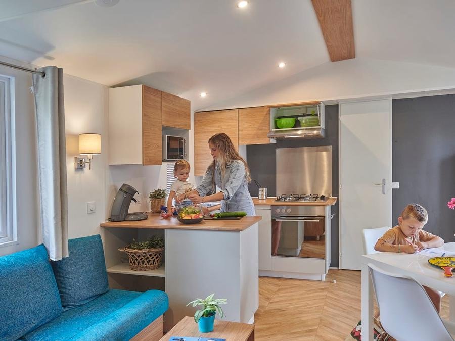 Camping Pas Cher vous présente avec son site Officiel campingpascher.fr, le Village vacances Siblu De Lente Van Drenthe, situé sur la commune de Gasselte dans le département Aa En Hunze (Drenthe) au Pays-bas. Le village vacances Siblu De Lente Van Drenthe, vous présente un hébergement de type mobil-home pour 4 personnes et télévision. Le village vacances Siblu De Lente Van Drenthe vous proposeun séjour PAS CHER avec une REMISEdu mercredi 01 juillet au mercredi 08 juillet 2026, en promotion à -40% pour 7 nuits à 597 € au lieu de 995,0 € soit une Économie de 398 €. Cette location propose 67 dates différentes pour réserver votre séjour. Découvrez également les 4 autres gammes d'hébergements du village vacances. Piscine extérieure, Animation enfants, Club enfants, Aire de jeux enfants, Canoë-kayak, Centre équestre, Court de tennis, Cyclisme, Ping-pong, Structure gonflable enfants, Terrain de basketball, Terrain de beach-volley, Terrain de football, Terrain multisports, Restaurant, Snack/Bar, Épicerie,... En savoir plus : cliquez-ICI.
