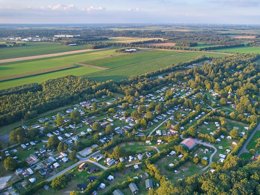 Camping Pas Cher vous présente avec son site Officiel campingpascher.fr, le Village vacances Siblu De Lente Van Drenthe, situé sur la commune de Gasselte dans le département Aa En Hunze (Drenthe) au Pays-bas. Le village vacances Siblu De Lente Van Drenthe, vous présente un hébergement de type mobil-home pour 4 personnes et télévision. Le village vacances Siblu De Lente Van Drenthe vous proposeun séjour PAS CHER avec une REMISEdu mercredi 01 juillet au mercredi 08 juillet 2026, en promotion à -40% pour 7 nuits à 597 € au lieu de 995,0 € soit une Économie de 398 €. Cette location propose 67 dates différentes pour réserver votre séjour. Découvrez également les 4 autres gammes d'hébergements du village vacances. Piscine extérieure, Animation enfants, Club enfants, Aire de jeux enfants, Canoë-kayak, Centre équestre, Court de tennis, Cyclisme, Ping-pong, Structure gonflable enfants, Terrain de basketball, Terrain de beach-volley, Terrain de football, Terrain multisports, Restaurant, Snack/Bar, Épicerie,... En savoir plus : cliquez-ICI.
