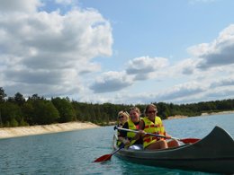 Camping Pas Cher vous présente avec son site Officiel campingpascher.fr, le Village vacances Siblu De Lente Van Drenthe, situé sur la commune de Gasselte dans le département Aa En Hunze (Drenthe) au Pays-bas. Le village vacances Siblu De Lente Van Drenthe, vous présente un hébergement de type mobil-home pour 6 personnes et télévision. Le village vacances Siblu De Lente Van Drenthe vous propose du vendredi 27 mars au vendredi 03 avril 2026 pour 7 nuits à 326€. Cette location propose 131 dates différentes pour réserver votre séjour. Découvrez également les 4 autres gammes d'hébergements du village vacances. Piscine extérieure, Animation enfants, Club enfants, Aire de jeux enfants, Canoë-kayak, Centre équestre, Court de tennis, Cyclisme, Ping-pong, Structure gonflable enfants, Terrain de basketball, Terrain de beach-volley, Terrain de football, Terrain multisports, Restaurant, Snack/Bar, Épicerie,... En savoir plus : cliquez-ICI.