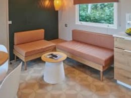 Camping Pas Cher vous présente avec son site Officiel campingpascher.fr, le Village vacances Siblu De Lente Van Drenthe, situé sur la commune de Gasselte dans le département Aa En Hunze (Drenthe) au Pays-bas. Le village vacances Siblu De Lente Van Drenthe, vous présente un hébergement de type mobil-home pour 6 personnes et télévision. Le village vacances Siblu De Lente Van Drenthe vous propose du vendredi 27 mars au vendredi 03 avril 2026 pour 7 nuits à 362€. Cette location propose 144 dates différentes pour réserver votre séjour. Découvrez également les 4 autres gammes d'hébergements du village vacances. Piscine extérieure, Animation enfants, Club enfants, Aire de jeux enfants, Canoë-kayak, Centre équestre, Court de tennis, Cyclisme, Ping-pong, Structure gonflable enfants, Terrain de basketball, Terrain de beach-volley, Terrain de football, Terrain multisports, Restaurant, Snack/Bar, Épicerie,... En savoir plus : cliquez-ICI.