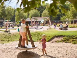Camping Pas Cher vous présente avec son site Officiel campingpascher.fr, le Village vacances RCN Vakantiepark De Roggeberg, situé sur la commune de Appelscha dans le département Ooststellingwerf (Frise) au Pays-bas. Le village vacances RCN Vakantiepark De Roggeberg, vous présente un hébergement de type mobil-home pour 6 personnes avec climatisation et télévision. Le village vacances RCN Vakantiepark De Roggeberg vous proposeun séjour PAS CHER avec une REMISEdu vendredi 12 juin au vendredi 19 juin 2026 avec une PROMO de DERNIÈRE MINUTE, en promotion à -31% pour 7 nuits à 518,88 € au lieu de 752,0 € soit une Économie de 233,12 €. Cette location propose 163 dates différentes pour réserver votre séjour. Découvrez également les 12 autres gammes d'hébergements du village vacances. Les Avis clients pour le Village vacances RCN Vakantiepark De Roggeberg sont excellents avec une note moyenne de 8 sur 10. Bassin enfant, Piscine extérieure, Animation enfants, Aire de jeux enfants, Canoë-kayak, Court de tennis, Escalade, Ping-pong, Pétanque, Structure gonflable enfants, Terrain de basketball, Terrain de beach-volley, Terrain de football, Terrain de volley-ball, Terrain multisports, Bar, Plats à emporter, Restaurant, Snack/Bar, Épicerie,... En savoir plus : cliquez-ICI.
