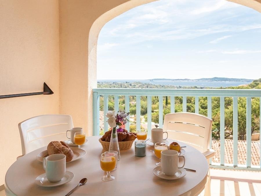 Camping Pas Cher vous présente avec son site Officiel campingpascher.fr, la Résidence Pierre & Vacances Les Restanques Du Golfe De Saint-Tropez classé 3 étoiles, située sur la commune de Grimaud dans le département Var (Provence Alpes Côte D'azur) en France. La résidence Pierre & Vacances Les Restanques Du Golfe De Saint-Tropez, vous présente un hébergement de type appartement de 30 m² et télévision. La résidence Pierre & Vacances Les Restanques Du Golfe De Saint-Tropez vous propose du vendredi 05 février au vendredi 12 février 2027 pour 7 nuits à 490€. Cette location propose 159 dates différentes pour réserver votre séjour. Découvrez également les 5 autres gammes d'hébergements de la résidence. Les Avis clients pour la Résidence Pierre & Vacances Les Restanques Du Golfe De Saint-Tropez sont de 7 sur 10. Mer, Piscine extérieure, Animation enfants, Club enfants, Aire de jeux enfants, Centre équestre, Court de tennis, Golf, Planche à voile, Pétanque, Randonnée, Sports nautiques, Terrain de basketball, Terrain de beach-volley, Terrain de football, Bar, Restaurant,... En savoir plus : cliquez-ICI.