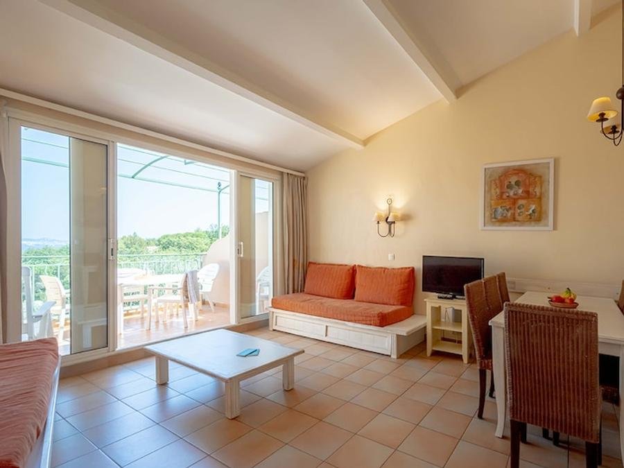 Camping Pas Cher vous présente avec son site Officiel campingpascher.fr, la Résidence Pierre & Vacances Les Restanques Du Golfe De Saint-Tropez classé 3 étoiles, située sur la commune de Grimaud dans le département Var (Provence Alpes Côte D'azur) en France. La résidence Pierre & Vacances Les Restanques Du Golfe De Saint-Tropez, vous présente un hébergement de type appartement de 40 m² et télévision. La résidence Pierre & Vacances Les Restanques Du Golfe De Saint-Tropez vous propose du vendredi 05 février au vendredi 12 février 2027 pour 7 nuits à 532€. Cette location propose 144 dates différentes pour réserver votre séjour. Découvrez également les 5 autres gammes d'hébergements de la résidence. Les Avis clients pour la Résidence Pierre & Vacances Les Restanques Du Golfe De Saint-Tropez sont de 7 sur 10. Mer, Piscine extérieure, Animation enfants, Club enfants, Aire de jeux enfants, Centre équestre, Court de tennis, Golf, Planche à voile, Pétanque, Randonnée, Sports nautiques, Terrain de basketball, Terrain de beach-volley, Terrain de football, Bar, Restaurant,... En savoir plus : cliquez-ICI.