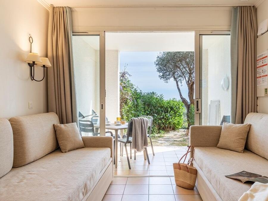 Camping Pas Cher vous présente avec son site Officiel campingpascher.fr, la Résidence Pierre & Vacances Les Restanques Du Golfe De Saint-Tropez classé 3 étoiles, située sur la commune de Grimaud dans le département Var (Provence Alpes Côte D'azur) en France. La résidence Pierre & Vacances Les Restanques Du Golfe De Saint-Tropez, vous présente un hébergement de type appartement de 30 m² avec climatisation et télévision. La résidence Pierre & Vacances Les Restanques Du Golfe De Saint-Tropez vous propose du vendredi 02 octobre au vendredi 09 octobre 2026 pour 7 nuits à 500€. Cette location propose 52 dates différentes pour réserver votre séjour. Découvrez également les 8 autres gammes d'hébergements de la résidence. Les Avis clients pour la Résidence Pierre & Vacances Les Restanques Du Golfe De Saint-Tropez sont de 7 sur 10. Mer, Piscine extérieure, Aire de jeux enfants, Centre équestre, Court de tennis, Golf, Planche à voile, Pétanque, Randonnée, Sports nautiques, Terrain de basketball, Terrain de beach-volley, Terrain de football, Bar, Restaurant,... En savoir plus : cliquez-ICI.