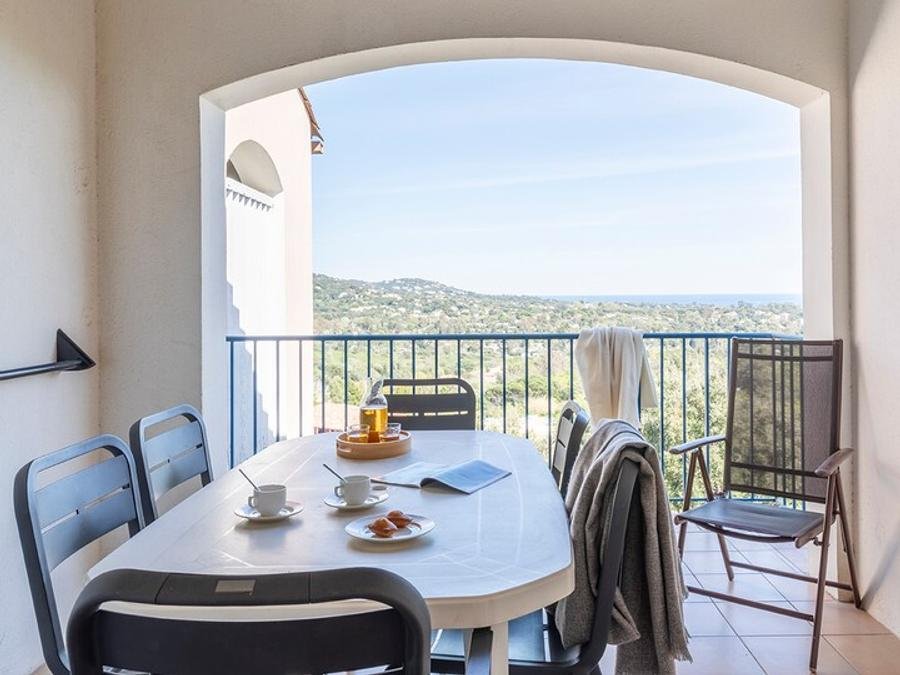 Camping Pas Cher vous présente avec son site Officiel campingpascher.fr, la Résidence Pierre & Vacances Les Restanques Du Golfe De Saint-Tropez classé 3 étoiles, située sur la commune de Grimaud dans le département Var (Provence Alpes Côte D'azur) en France. La résidence Pierre & Vacances Les Restanques Du Golfe De Saint-Tropez, vous présente un hébergement de type appartement de 40 m² avec climatisation et télévision. La résidence Pierre & Vacances Les Restanques Du Golfe De Saint-Tropez vous propose du sam. 03 octobre au sam. 10 octobre 2026 pour 7 nuits à 737€. Cette location propose 63 dates différentes pour réserver votre séjour. Découvrez également les 8 autres gammes d'hébergements de la résidence. Les Avis clients pour la Résidence Pierre & Vacances Les Restanques Du Golfe De Saint-Tropez sont de 7 sur 10. Mer, Piscine extérieure, Aire de jeux enfants, Centre équestre, Court de tennis, Golf, Planche à voile, Pétanque, Randonnée, Sports nautiques, Terrain de basketball, Terrain de beach-volley, Terrain de football, Bar, Restaurant,... En savoir plus : cliquez-ICI.