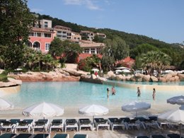 Camping Pas Cher vous présente avec son site Officiel campingpascher.fr, la Résidence Pierre & Vacances Les Restanques Du Golfe De Saint-Tropez classé 3 étoiles, située sur la commune de Grimaud dans le département Var (Provence Alpes Côte D'azur) en France. La résidence Pierre & Vacances Les Restanques Du Golfe De Saint-Tropez, vous présente un hébergement de type appartement de 26 m² et télévision. La résidence Pierre & Vacances Les Restanques Du Golfe De Saint-Tropez vous propose du vendredi 05 février au vendredi 12 février 2027 pour 7 nuits à 420€. Cette location propose 160 dates différentes pour réserver votre séjour. Découvrez également les 5 autres gammes d'hébergements de la résidence. Les Avis clients pour la Résidence Pierre & Vacances Les Restanques Du Golfe De Saint-Tropez sont de 7 sur 10. Mer, Piscine extérieure, Animation enfants, Club enfants, Aire de jeux enfants, Centre équestre, Court de tennis, Golf, Planche à voile, Pétanque, Randonnée, Sports nautiques, Terrain de basketball, Terrain de beach-volley, Terrain de football, Bar, Restaurant,... En savoir plus : cliquez-ICI.