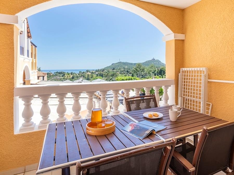 Camping Pas Cher vous présente avec son site Officiel campingpascher.fr, le Village vacances Pierre & Vacances Village Cap Esterel classé 3 étoiles, situé sur la commune de Saint Raphaël dans le département Var (Provence Alpes Côte D'azur) en France. Le village vacances Pierre & Vacances Village Cap Esterel, vous présente un hébergement de type studio de 24 m² pour 2 personnes avec climatisation et télévision. Le village vacances Pierre & Vacances Village Cap Esterel vous propose du vendredi 18 septembre au vendredi 25 septembre 2026 pour 7 nuits à 574€. Cette location propose 39 dates différentes pour réserver votre séjour. Découvrez également les 10 autres gammes d'hébergements du village vacances. Les Avis clients pour le Village vacances Pierre & Vacances Village Cap Esterel sont excellents avec une note moyenne de 8 sur 10. Bassin enfant, Piscine extérieure, Animation enfants, Club enfants, Aire de jeux enfants, Centre équestre, Court de tennis, Golf, Ping-pong, Pétanque, Terrain de basketball, Terrain de football, Terrain multisports, Bar, Buffet, Plats à emporter, Restaurant, Snack/Bar, Épicerie,... En savoir plus : cliquez-ICI.