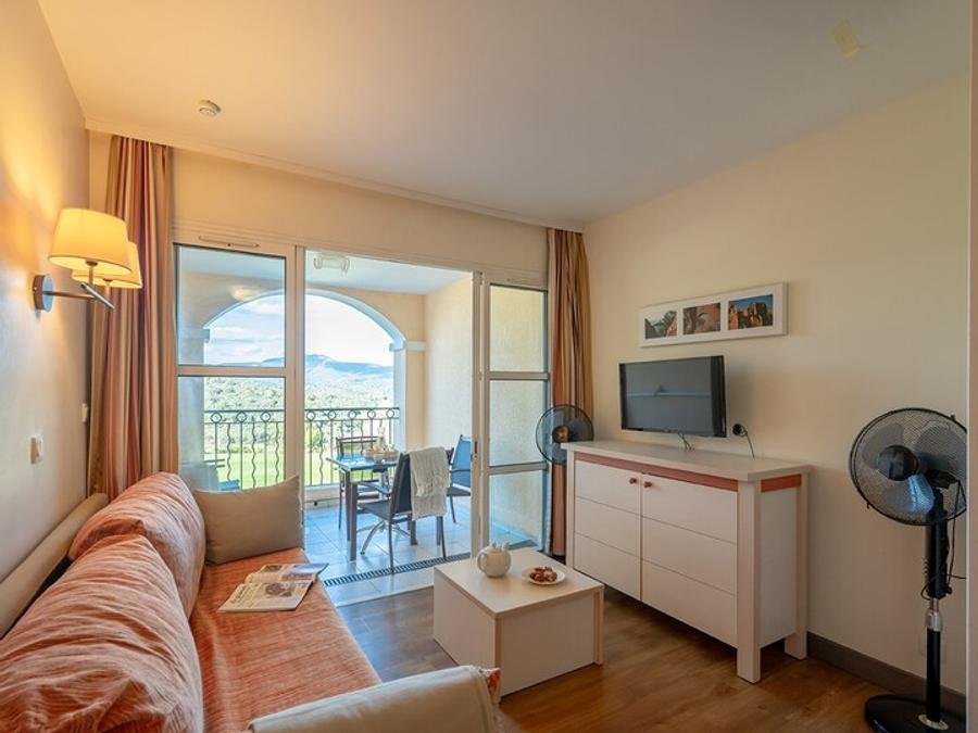 Camping Pas Cher vous présente avec son site Officiel campingpascher.fr, le Village vacances Pierre & Vacances Village Cap Esterel classé 3 étoiles, situé sur la commune de Saint Raphaël dans le département Var (Provence Alpes Côte D'azur) en France. Le village vacances Pierre & Vacances Village Cap Esterel, vous présente un hébergement de type studio de 24 m² pour 2 personnes. Le village vacances Pierre & Vacances Village Cap Esterel vous propose du dimanche 11 octobre au dimanche 18 octobre 2026 pour 7 nuits à 445€. Cette location propose 85 dates différentes pour réserver votre séjour. Découvrez également les 10 autres gammes d'hébergements du village vacances. Les Avis clients pour le Village vacances Pierre & Vacances Village Cap Esterel sont excellents avec une note moyenne de 8 sur 10. Bassin enfant, Piscine extérieure, Animation enfants, Club enfants, Aire de jeux enfants, Centre équestre, Court de tennis, Golf, Ping-pong, Pétanque, Terrain de basketball, Terrain de football, Terrain multisports, Bar, Buffet, Plats à emporter, Restaurant, Snack/Bar, Épicerie,... En savoir plus : cliquez-ICI.