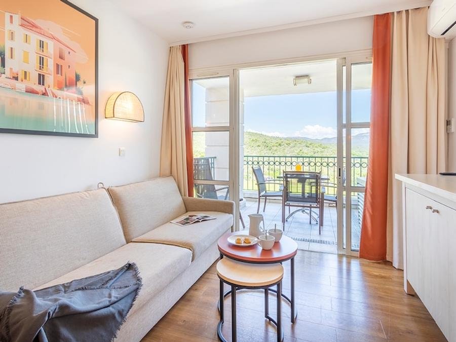 Camping Pas Cher vous présente avec son site Officiel campingpascher.fr, le Village vacances Pierre & Vacances Village Cap Esterel classé 3 étoiles, situé sur la commune de Saint Raphaël dans le département Var (Provence Alpes Côte D'azur) en France. Le village vacances Pierre & Vacances Village Cap Esterel, vous présente un hébergement de type studio de 24 m² pour 2 personnes avec climatisation et télévision. Le village vacances Pierre & Vacances Village Cap Esterel vous propose du dimanche 11 octobre au dimanche 18 octobre 2026 pour 7 nuits à 472€. Cette location propose 100 dates différentes pour réserver votre séjour. Découvrez également les 10 autres gammes d'hébergements du village vacances. Les Avis clients pour le Village vacances Pierre & Vacances Village Cap Esterel sont excellents avec une note moyenne de 8 sur 10. Bassin enfant, Piscine extérieure, Animation enfants, Club enfants, Aire de jeux enfants, Centre équestre, Court de tennis, Golf, Ping-pong, Pétanque, Terrain de basketball, Terrain de football, Terrain multisports, Bar, Buffet, Plats à emporter, Restaurant, Snack/Bar, Épicerie,... En savoir plus : cliquez-ICI.