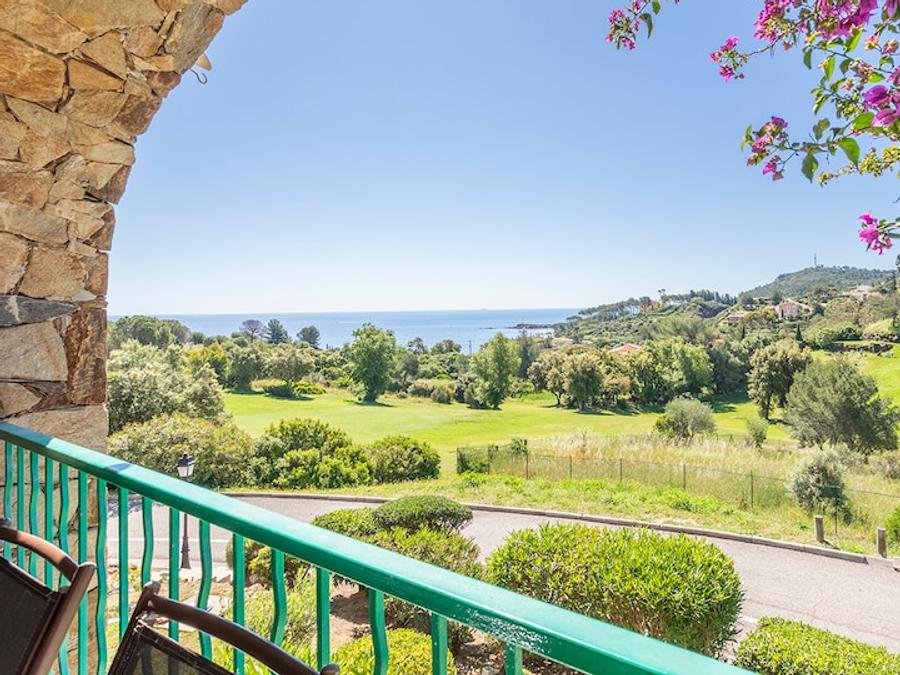 Camping Pas Cher vous présente avec son site Officiel campingpascher.fr, le Village vacances Pierre & Vacances Village Cap Esterel classé 3 étoiles, situé sur la commune de Saint Raphaël dans le département Var (Provence Alpes Côte D'azur) en France. Le village vacances Pierre & Vacances Village Cap Esterel, vous présente un hébergement de type appartement de 30 m² et télévision. Le village vacances Pierre & Vacances Village Cap Esterel vous propose du dimanche 11 octobre au dimanche 18 octobre 2026 pour 7 nuits à 621€. Cette location propose 72 dates différentes pour réserver votre séjour. Découvrez également les 10 autres gammes d'hébergements du village vacances. Les Avis clients pour le Village vacances Pierre & Vacances Village Cap Esterel sont excellents avec une note moyenne de 8 sur 10. Bassin enfant, Piscine extérieure, Animation enfants, Club enfants, Aire de jeux enfants, Centre équestre, Court de tennis, Golf, Ping-pong, Pétanque, Terrain de basketball, Terrain de football, Terrain multisports, Bar, Buffet, Plats à emporter, Restaurant, Snack/Bar, Épicerie,... En savoir plus : cliquez-ICI.