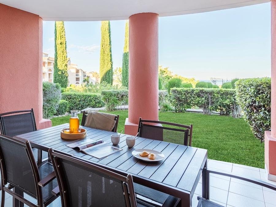 Camping Pas Cher vous présente avec son site Officiel campingpascher.fr, le Village vacances Pierre & Vacances Village Cap Esterel classé 3 étoiles, situé sur la commune de Saint Raphaël dans le département Var (Provence Alpes Côte D'azur) en France. Le village vacances Pierre & Vacances Village Cap Esterel, vous présente un hébergement de type appartement de 37 m² et télévision. Le village vacances Pierre & Vacances Village Cap Esterel vous propose du dimanche 11 octobre au dimanche 18 octobre 2026 pour 7 nuits à 845€. Cette location propose 76 dates différentes pour réserver votre séjour. Découvrez également les 10 autres gammes d'hébergements du village vacances. Les Avis clients pour le Village vacances Pierre & Vacances Village Cap Esterel sont excellents avec une note moyenne de 8 sur 10. Bassin enfant, Piscine extérieure, Animation enfants, Club enfants, Aire de jeux enfants, Centre équestre, Court de tennis, Golf, Ping-pong, Pétanque, Terrain de basketball, Terrain de football, Terrain multisports, Bar, Buffet, Plats à emporter, Restaurant, Snack/Bar, Épicerie,... En savoir plus : cliquez-ICI.