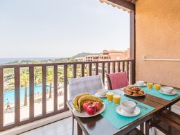 Camping Pas Cher vous présente avec son site Officiel campingpascher.fr, le Village vacances Pierre & Vacances Village Cap Esterel classé 3 étoiles, situé sur la commune de Saint Raphaël dans le département Var (Provence Alpes Côte D'azur) en France. Le village vacances Pierre & Vacances Village Cap Esterel, vous présente un hébergement de type appartement de 29 m² et télévision. Le village vacances Pierre & Vacances Village Cap Esterel vous propose du jeudi 24 septembre au jeudi 01 octobre 2026 pour 7 nuits à 588€. Cette location propose 133 dates différentes pour réserver votre séjour. Découvrez également les 10 autres gammes d'hébergements du village vacances. Les Avis clients pour le Village vacances Pierre & Vacances Village Cap Esterel sont excellents avec une note moyenne de 8 sur 10. Bassin enfant, Piscine extérieure, Animation enfants, Club enfants, Aire de jeux enfants, Centre équestre, Court de tennis, Golf, Ping-pong, Pétanque, Terrain de basketball, Terrain de football, Terrain multisports, Bar, Buffet, Plats à emporter, Restaurant, Snack/Bar, Épicerie,... En savoir plus : cliquez-ICI.