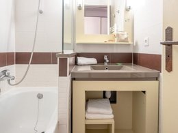 Camping Pas Cher vous présente avec son site Officiel campingpascher.fr, le Village vacances Pierre & Vacances Village Cap Esterel classé 3 étoiles, situé sur la commune de Saint Raphaël dans le département Var (Provence Alpes Côte D'azur) en France. Le village vacances Pierre & Vacances Village Cap Esterel, vous présente un hébergement de type appartement de 29 m² et télévision. Le village vacances Pierre & Vacances Village Cap Esterel vous propose du dimanche 20 septembre au dimanche 27 septembre 2026 pour 7 nuits à 552€. Cette location propose 142 dates différentes pour réserver votre séjour. Découvrez également les 10 autres gammes d'hébergements du village vacances. Les Avis clients pour le Village vacances Pierre & Vacances Village Cap Esterel sont excellents avec une note moyenne de 8 sur 10. Bassin enfant, Piscine extérieure, Animation enfants, Club enfants, Aire de jeux enfants, Centre équestre, Court de tennis, Golf, Ping-pong, Pétanque, Terrain de basketball, Terrain de football, Terrain multisports, Bar, Buffet, Plats à emporter, Restaurant, Snack/Bar, Épicerie,... En savoir plus : cliquez-ICI.