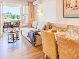 Camping Pas Cher vous présente avec son site Officiel campingpascher.fr, le Village vacances Pierre & Vacances Village Cap Esterel classé 3 étoiles, situé sur la commune de Saint Raphaël dans le département Var (Provence Alpes Côte D'azur) en France. Le village vacances Pierre & Vacances Village Cap Esterel, vous présente un hébergement de type appartement de 28 m² et télévision. Le village vacances Pierre & Vacances Village Cap Esterel vous propose du dimanche 20 septembre au dimanche 27 septembre 2026 pour 7 nuits à 580€. Cette location propose 142 dates différentes pour réserver votre séjour. Découvrez également les 10 autres gammes d'hébergements du village vacances. Les Avis clients pour le Village vacances Pierre & Vacances Village Cap Esterel sont excellents avec une note moyenne de 8 sur 10. Bassin enfant, Piscine extérieure, Animation enfants, Club enfants, Aire de jeux enfants, Centre équestre, Court de tennis, Golf, Ping-pong, Pétanque, Terrain de basketball, Terrain de football, Terrain multisports, Bar, Buffet, Plats à emporter, Restaurant, Snack/Bar, Épicerie,... En savoir plus : cliquez-ICI.