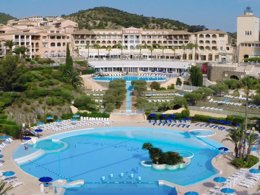 Camping Pas Cher vous présente avec son site Officiel campingpascher.fr, le Village vacances Pierre & Vacances Village Cap Esterel classé 3 étoiles, situé sur la commune de Saint Raphaël dans le département Var (Provence Alpes Côte D'azur) en France. Le village vacances Pierre & Vacances Village Cap Esterel, vous présente un hébergement de type studio de 24 m² pour 2 personnes. Le village vacances Pierre & Vacances Village Cap Esterel vous propose du jeudi 24 septembre au jeudi 01 octobre 2026 pour 7 nuits à 446€. Cette location propose 151 dates différentes pour réserver votre séjour. Découvrez également les 10 autres gammes d'hébergements du village vacances. Les Avis clients pour le Village vacances Pierre & Vacances Village Cap Esterel sont excellents avec une note moyenne de 8 sur 10. Bassin enfant, Piscine extérieure, Animation enfants, Club enfants, Aire de jeux enfants, Centre équestre, Court de tennis, Golf, Ping-pong, Pétanque, Terrain de basketball, Terrain de football, Terrain multisports, Bar, Buffet, Plats à emporter, Restaurant, Snack/Bar, Épicerie,... En savoir plus : cliquez-ICI.