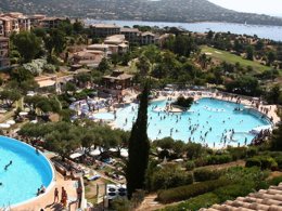 Camping Pas Cher vous présente avec son site Officiel campingpascher.fr, le Village vacances Pierre & Vacances Village Cap Esterel classé 3 étoiles, situé sur la commune de Saint Raphaël dans le département Var (Provence Alpes Côte D'azur) en France. Le village vacances Pierre & Vacances Village Cap Esterel, vous présente un hébergement de type appartement de 37 m² pour 2 personnes et télévision. Le village vacances Pierre & Vacances Village Cap Esterel vous propose du dimanche 11 octobre au dimanche 18 octobre 2026 pour 7 nuits à 791€. Cette location propose 118 dates différentes pour réserver votre séjour. Découvrez également les 10 autres gammes d'hébergements du village vacances. Les Avis clients pour le Village vacances Pierre & Vacances Village Cap Esterel sont excellents avec une note moyenne de 8 sur 10. Bassin enfant, Piscine extérieure, Animation enfants, Club enfants, Aire de jeux enfants, Centre équestre, Court de tennis, Golf, Ping-pong, Pétanque, Terrain de basketball, Terrain de football, Terrain multisports, Bar, Buffet, Plats à emporter, Restaurant, Snack/Bar, Épicerie,... En savoir plus : cliquez-ICI.