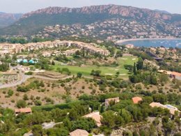 Camping Pas Cher vous présente avec son site Officiel campingpascher.fr, le Village vacances Pierre & Vacances Village Cap Esterel classé 3 étoiles, situé sur la commune de Saint Raphaël dans le département Var (Provence Alpes Côte D'azur) en France. Le village vacances Pierre & Vacances Village Cap Esterel, vous présente un hébergement de type appartement de 29 m² et télévision. Le village vacances Pierre & Vacances Village Cap Esterel vous propose du jeudi 24 septembre au jeudi 01 octobre 2026 pour 7 nuits à 588€. Cette location propose 133 dates différentes pour réserver votre séjour. Découvrez également les 10 autres gammes d'hébergements du village vacances. Les Avis clients pour le Village vacances Pierre & Vacances Village Cap Esterel sont excellents avec une note moyenne de 8 sur 10. Bassin enfant, Piscine extérieure, Animation enfants, Club enfants, Aire de jeux enfants, Centre équestre, Court de tennis, Golf, Ping-pong, Pétanque, Terrain de basketball, Terrain de football, Terrain multisports, Bar, Buffet, Plats à emporter, Restaurant, Snack/Bar, Épicerie,... En savoir plus : cliquez-ICI.