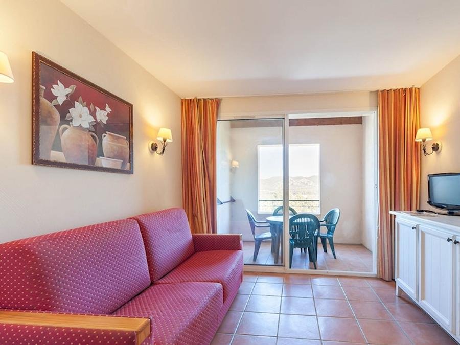 Camping Pas Cher vous présente avec son site Officiel campingpascher.fr, la Résidence Pierre & Vacances Village Pont-Royal En Provence classé 3 étoiles, située sur la commune de Mallemort dans le département Bouches-du-rhône (Provence Alpes Côte D'azur) en France. La résidence Pierre & Vacances Village Pont-Royal En Provence, vous présente un hébergement de type appartement de 27 m² et télévision. La résidence Pierre & Vacances Village Pont-Royal En Provence vous propose du vendredi 18 décembre au vendredi 25 décembre 2026 pour 7 nuits à 462€. Cette location propose 170 dates différentes pour réserver votre séjour. Découvrez également les 13 autres gammes d'hébergements de la résidence. Les Avis clients pour la Résidence Pierre & Vacances Village Pont-Royal En Provence sont de 7 sur 10. Bassin enfant, Lagon, Piscine extérieure, Animation enfants, Club enfants, Aire de jeux enfants, Centre équestre, Court de tennis, Golf, Ping-pong, Pétanque, Terrain de beach-volley, Terrain multisports, Tir à l’arc, Bar, Restaurant,... En savoir plus : cliquez-ICI.