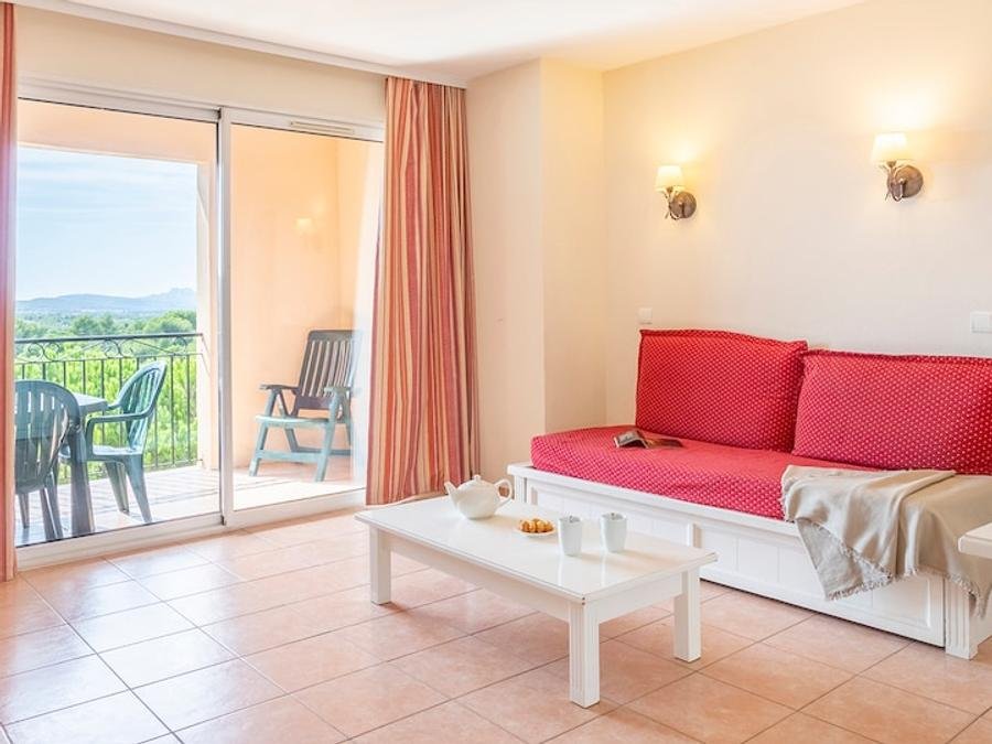 Camping Pas Cher vous présente avec son site Officiel campingpascher.fr, la Résidence Pierre & Vacances Village Pont-Royal En Provence classé 3 étoiles, située sur la commune de Mallemort dans le département Bouches-du-rhône (Provence Alpes Côte D'azur) en France. La résidence Pierre & Vacances Village Pont-Royal En Provence vous propose un hébergement de type appartement de 62 m² pour 1 personne (télévision). L'établissement vous propose 13 autres types d'hébergements. Découvrez tous nos séjours à petits prix dans la commune et aux alentours de Mallemort du département : Bouches-du-rhône (Provence Alpes Côte D'azur). Les Avis clients pour la Résidence Pierre & Vacances Village Pont-Royal En Provence sont de 7 sur 10. Bassin enfant, Lagon, Piscine extérieure, Animation enfants, Club enfants, Aire de jeux enfants, Centre équestre, Court de tennis, Golf, Ping-pong, Pétanque, Terrain de beach-volley, Terrain multisports, Tir à l’arc, Bar, Restaurant,... En savoir plus : cliquez-ICI.
