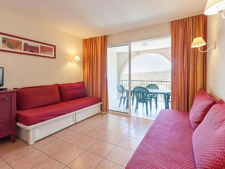 Camping Pas Cher vous présente avec son site Officiel campingpascher.fr, la Résidence Pierre & Vacances Village Pont-Royal En Provence classé 3 étoiles, située sur la commune de Mallemort dans le département Bouches-du-rhône (Provence Alpes Côte D'azur) en France. La résidence Pierre & Vacances Village Pont-Royal En Provence, vous présente un hébergement de type studio de 24 m² pour 1 personne et télévision. La résidence Pierre & Vacances Village Pont-Royal En Provence vous propose du vendredi 18 décembre au vendredi 25 décembre 2026 pour 7 nuits à 376€. Cette location propose 150 dates différentes pour réserver votre séjour. Découvrez également les 11 autres gammes d'hébergements de la résidence. Les Avis clients pour la Résidence Pierre & Vacances Village Pont-Royal En Provence sont de 7 sur 10. Bassin enfant, Lagon, Piscine extérieure, Animation enfants, Club enfants, Aire de jeux enfants, Centre équestre, Court de tennis, Golf, Ping-pong, Pétanque, Terrain de beach-volley, Terrain multisports, Tir à l’arc, Bar, Restaurant,... En savoir plus : cliquez-ICI.