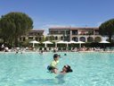 Camping Pas Cher vous présente avec son site Officiel campingpascher.fr, la Résidence Pierre & Vacances Village Pont-Royal En Provence classé 3 étoiles, située sur la commune de Mallemort dans le département Bouches-du-rhône (Provence Alpes Côte D'azur) en France. La résidence Pierre & Vacances Village Pont-Royal En Provence, vous présente un hébergement de type studio de 24 m² pour 1 personne et télévision. La résidence Pierre & Vacances Village Pont-Royal En Provence vous propose du vendredi 18 décembre au vendredi 25 décembre 2026 pour 7 nuits à 376€. Cette location propose 150 dates différentes pour réserver votre séjour. Découvrez également les 11 autres gammes d'hébergements de la résidence. Les Avis clients pour la Résidence Pierre & Vacances Village Pont-Royal En Provence sont de 7 sur 10. Bassin enfant, Lagon, Piscine extérieure, Animation enfants, Club enfants, Aire de jeux enfants, Centre équestre, Court de tennis, Golf, Ping-pong, Pétanque, Terrain de beach-volley, Terrain multisports, Tir à l’arc, Bar, Restaurant,... En savoir plus : cliquez-ICI.