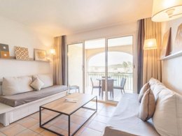 Camping Pas Cher vous présente avec son site Officiel campingpascher.fr, la Résidence Pierre & Vacances Village Pont-Royal En Provence classé 3 étoiles, située sur la commune de Mallemort dans le département Bouches-du-rhône (Provence Alpes Côte D'azur) en France. La résidence Pierre & Vacances Village Pont-Royal En Provence, vous présente un hébergement de type studio de 24 m² pour 1 personne et télévision. La résidence Pierre & Vacances Village Pont-Royal En Provence vous propose du jeudi 12 mars au jeudi 19 mars 2026 pour 7 nuits à 418€. Cette location propose 49 dates différentes pour réserver votre séjour. Découvrez également les 13 autres gammes d'hébergements de la résidence. Les Avis clients pour la Résidence Pierre & Vacances Village Pont-Royal En Provence sont de 7 sur 10. Bassin enfant, Lagon, Piscine extérieure, Animation enfants, Club enfants, Aire de jeux enfants, Centre équestre, Court de tennis, Golf, Ping-pong, Pétanque, Terrain de beach-volley, Terrain multisports, Tir à l’arc, Bar, Restaurant,... En savoir plus : cliquez-ICI.