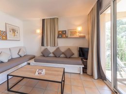 Camping Pas Cher vous présente avec son site Officiel campingpascher.fr, la Résidence Pierre & Vacances Village Pont-Royal En Provence classé 3 étoiles, située sur la commune de Mallemort dans le département Bouches-du-rhône (Provence Alpes Côte D'azur) en France. La résidence Pierre & Vacances Village Pont-Royal En Provence, vous présente un hébergement de type appartement de 38 m² pour 1 personne et télévision. La résidence Pierre & Vacances Village Pont-Royal En Provence vous propose du vendredi 06 février au vendredi 13 février 2026 pour 7 nuits à 588€. Cette location propose 59 dates différentes pour réserver votre séjour. Découvrez également les 13 autres gammes d'hébergements de la résidence. Les Avis clients pour la Résidence Pierre & Vacances Village Pont-Royal En Provence sont de 7 sur 10. Bassin enfant, Lagon, Piscine extérieure, Animation enfants, Club enfants, Aire de jeux enfants, Centre équestre, Court de tennis, Golf, Ping-pong, Pétanque, Terrain de beach-volley, Terrain multisports, Tir à l’arc, Bar, Restaurant,... En savoir plus : cliquez-ICI.