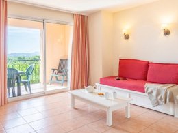 Camping Pas Cher vous présente avec son site Officiel campingpascher.fr, la Résidence Pierre & Vacances Village Pont-Royal En Provence classé 3 étoiles, située sur la commune de Mallemort dans le département Bouches-du-rhône (Provence Alpes Côte D'azur) en France. La résidence Pierre & Vacances Village Pont-Royal En Provence, vous présente un hébergement de type appartement de 62 m² pour 1 personne et télévision. La résidence Pierre & Vacances Village Pont-Royal En Provence vous propose du vendredi 06 février au vendredi 13 février 2026 pour 7 nuits à 672€. Cette location propose 174 dates différentes pour réserver votre séjour. Découvrez également les 13 autres gammes d'hébergements de la résidence. Les Avis clients pour la Résidence Pierre & Vacances Village Pont-Royal En Provence sont de 7 sur 10. Bassin enfant, Lagon, Piscine extérieure, Animation enfants, Club enfants, Aire de jeux enfants, Centre équestre, Court de tennis, Golf, Ping-pong, Pétanque, Terrain de beach-volley, Terrain multisports, Tir à l’arc, Bar, Restaurant,... En savoir plus : cliquez-ICI.