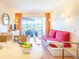 Camping Pas Cher vous présente avec son site Officiel campingpascher.fr, la Résidence Pierre & Vacances Village Pont-Royal En Provence classé 3 étoiles, située sur la commune de Mallemort dans le département Bouches-du-rhône (Provence Alpes Côte D'azur) en France. La résidence Pierre & Vacances Village Pont-Royal En Provence, vous présente un hébergement de type appartement de 37 m² pour 1 personne et télévision. La résidence Pierre & Vacances Village Pont-Royal En Provence vous propose du vendredi 06 février au vendredi 13 février 2026 pour 7 nuits à 532€. Cette location propose 51 dates différentes pour réserver votre séjour. Découvrez également les 13 autres gammes d'hébergements de la résidence. Les Avis clients pour la Résidence Pierre & Vacances Village Pont-Royal En Provence sont de 7 sur 10. Bassin enfant, Lagon, Piscine extérieure, Animation enfants, Club enfants, Aire de jeux enfants, Centre équestre, Court de tennis, Golf, Ping-pong, Pétanque, Terrain de beach-volley, Terrain multisports, Tir à l’arc, Bar, Restaurant,... En savoir plus : cliquez-ICI.