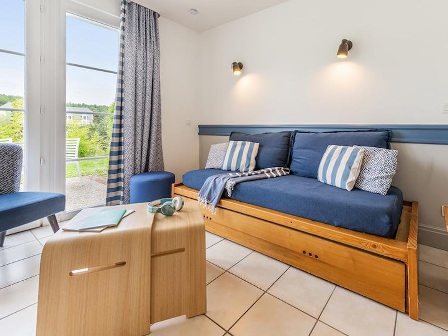 Camping Pas Cher vous présente avec son site Officiel campingpascher.fr, le Village vacances Pierre & Vacances Village Belle Dune classé 3 étoiles, situé sur la commune de Fort Mahon Plage dans le département Somme (Picardie) en France. Le village vacances Pierre & Vacances Village Belle Dune, vous présente un hébergement de type maison de 43 m² et télévision. Le village vacances Pierre & Vacances Village Belle Dune vous propose du sam. 31 octobre au sam. 07 novembre 2026 pour 7 nuits à 558€. Cette location propose 177 dates différentes pour réserver votre séjour. Découvrez également les 9 autres gammes d'hébergements du village vacances. Les Avis clients pour le Village vacances Pierre & Vacances Village Belle Dune sont de 6 sur 10. Bassin enfant, Piscine couverte, Piscine extérieure, Club ados, Club enfants, Aire de jeux enfants, Court de tennis, Pédalo, Salle de fitness, Terrain de basketball, Terrain de football, Terrain multisports, Tir à l’arc, Bar, Restaurant, Épicerie,... En savoir plus : cliquez-ICI.