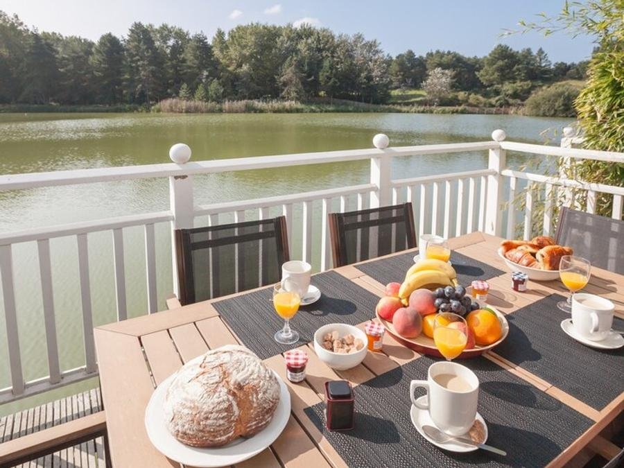 Camping Pas Cher vous présente avec son site Officiel campingpascher.fr, le Village vacances Pierre & Vacances Village Belle Dune classé 3 étoiles, situé sur la commune de Fort Mahon Plage dans le département Somme (Picardie) en France. Le village vacances Pierre & Vacances Village Belle Dune, vous présente un hébergement de type maison de 60 m² pour 1 personne et télévision. Le village vacances Pierre & Vacances Village Belle Dune vous propose du vendredi 09 octobre au vendredi 16 octobre 2026 pour 7 nuits à 728€. Cette location propose 68 dates différentes pour réserver votre séjour. Découvrez également les 9 autres gammes d'hébergements du village vacances. Les Avis clients pour le Village vacances Pierre & Vacances Village Belle Dune sont de 6 sur 10. Bassin enfant, Piscine couverte, Piscine extérieure, Club ados, Club enfants, Aire de jeux enfants, Court de tennis, Pédalo, Salle de fitness, Terrain de basketball, Terrain de football, Terrain multisports, Tir à l’arc, Bar, Restaurant, Épicerie,... En savoir plus : cliquez-ICI.
