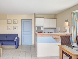 Camping Pas Cher vous présente avec son site Officiel campingpascher.fr, le Village vacances Pierre & Vacances Village Belle Dune classé 3 étoiles, situé sur la commune de Fort Mahon Plage dans le département Somme (Picardie) en France. Le village vacances Pierre & Vacances Village Belle Dune, vous présente un hébergement de type maison de 60 m² pour 1 personne et télévision. Le village vacances Pierre & Vacances Village Belle Dune vous propose du sam. 31 octobre au sam. 07 novembre 2026 pour 7 nuits à 701€. Cette location propose 169 dates différentes pour réserver votre séjour. Découvrez également les 9 autres gammes d'hébergements du village vacances. Les Avis clients pour le Village vacances Pierre & Vacances Village Belle Dune sont de 6 sur 10. Bassin enfant, Piscine couverte, Piscine extérieure, Club ados, Club enfants, Aire de jeux enfants, Court de tennis, Pédalo, Salle de fitness, Terrain de basketball, Terrain de football, Terrain multisports, Tir à l’arc, Bar, Restaurant, Épicerie,... En savoir plus : cliquez-ICI.