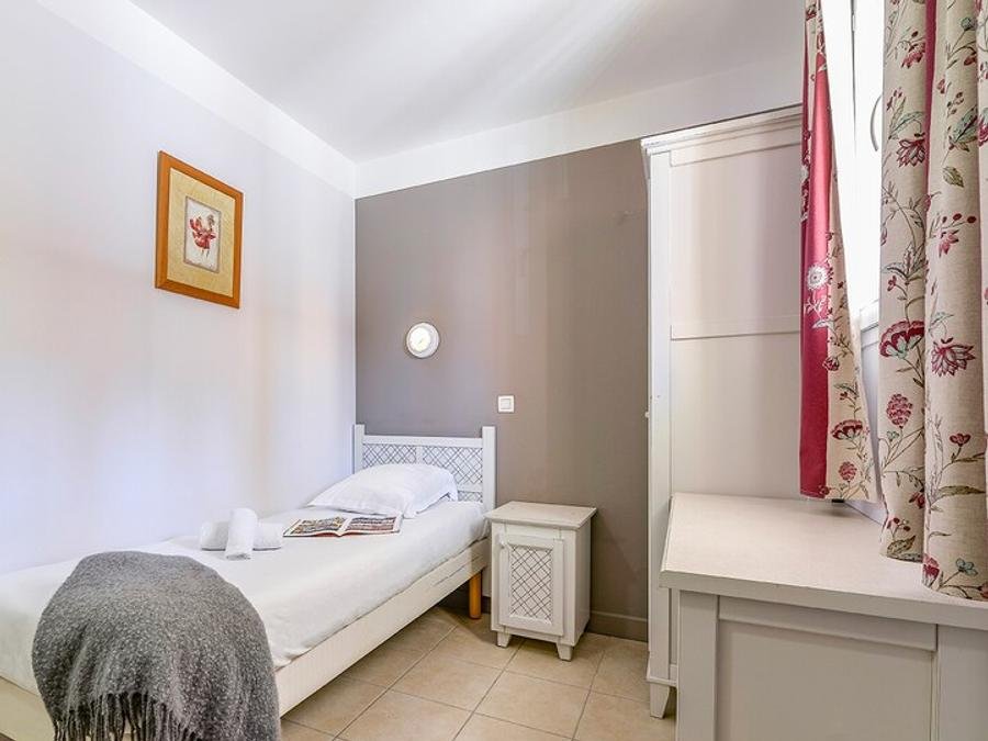Camping Pas Cher vous présente avec son site Officiel campingpascher.fr, le Village vacances Pierre & Vacances Village Le Rouret En Ardèche classé 3 étoiles, situé sur la commune de Grospierres dans le département Ardèche (Rhône Alpes) en France. Le village vacances Pierre & Vacances Village Le Rouret En Ardèche, vous présente un hébergement de type studio de 27 m² et télévision. Le village vacances Pierre & Vacances Village Le Rouret En Ardèche vous propose du dimanche 20 septembre au dimanche 27 septembre 2026 pour 7 nuits à 469€. Cette location propose 62 dates différentes pour réserver votre séjour. Découvrez également les 2 autres gammes d'hébergements du village vacances. Bassin enfant, Piscine extérieure, Animation enfants, Club enfants, Aire de jeux enfants, Centre équestre, Club enfant de nuit, Court de tennis, Ping-pong, Pétanque, Terrain de beach-volley, Terrain multisports, Tir à l’arc, Bar, Buffet, Pizzeria, Plats à emporter, Restaurant, Snack/Bar, Supermarché, Épicerie,... En savoir plus : cliquez-ICI.