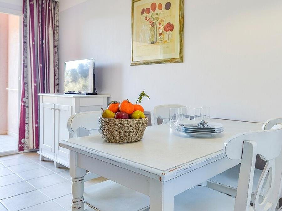 Camping Pas Cher vous présente avec son site Officiel campingpascher.fr, le Village vacances Pierre & Vacances Village Le Rouret En Ardèche classé 3 étoiles, situé sur la commune de Grospierres dans le département Ardèche (Rhône Alpes) en France. Le village vacances Pierre & Vacances Village Le Rouret En Ardèche, vous présente un hébergement de type appartement de 35 m². Le village vacances Pierre & Vacances Village Le Rouret En Ardèche vous propose du dimanche 20 septembre au dimanche 27 septembre 2026 pour 7 nuits à 469€. Cette location propose 103 dates différentes pour réserver votre séjour. Découvrez également les 2 autres gammes d'hébergements du village vacances. Bassin enfant, Piscine extérieure, Animation enfants, Club enfants, Aire de jeux enfants, Centre équestre, Club enfant de nuit, Court de tennis, Ping-pong, Pétanque, Terrain de beach-volley, Terrain multisports, Tir à l’arc, Bar, Buffet, Pizzeria, Plats à emporter, Restaurant, Snack/Bar, Supermarché, Épicerie,... En savoir plus : cliquez-ICI.