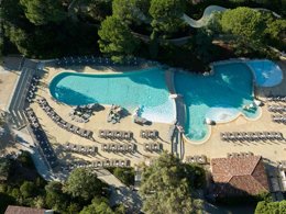 Camping Pas Cher vous présente avec son site Officiel campingpascher.fr, le Village vacances Pierre & Vacances Village Le Rouret En Ardèche classé 3 étoiles, situé sur la commune de Grospierres dans le département Ardèche (Rhône Alpes) en France. Le village vacances Pierre & Vacances Village Le Rouret En Ardèche, vous présente un hébergement de type studio de 27 m² et télévision. Le village vacances Pierre & Vacances Village Le Rouret En Ardèche vous propose du dimanche 20 septembre au dimanche 27 septembre 2026 pour 7 nuits à 469€. Cette location propose 62 dates différentes pour réserver votre séjour. Découvrez également les 2 autres gammes d'hébergements du village vacances. Bassin enfant, Piscine extérieure, Animation enfants, Club enfants, Aire de jeux enfants, Centre équestre, Club enfant de nuit, Court de tennis, Ping-pong, Pétanque, Terrain de beach-volley, Terrain multisports, Tir à l’arc, Bar, Buffet, Pizzeria, Plats à emporter, Restaurant, Snack/Bar, Supermarché, Épicerie,... En savoir plus : cliquez-ICI.