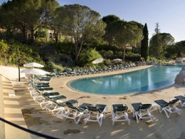 Camping Pas Cher vous présente avec son site Officiel campingpascher.fr, le Village vacances Pierre & Vacances Village Le Rouret En Ardèche classé 3 étoiles, situé sur la commune de Grospierres dans le département Ardèche (Rhône Alpes) en France. Le village vacances Pierre & Vacances Village Le Rouret En Ardèche, vous présente un hébergement de type appartement. Le village vacances Pierre & Vacances Village Le Rouret En Ardèche vous propose du vendredi 03 avril au vendredi 10 avril 2026 pour 7 nuits à 469€. Cette location propose 127 dates différentes pour réserver votre séjour. Découvrez également les 1 autres gammes d'hébergements du village vacances. Bassin enfant, Piscine extérieure, Animation enfants, Club enfants, Aire de jeux enfants, Centre équestre, Club enfant de nuit, Court de tennis, Ping-pong, Pétanque, Terrain de beach-volley, Terrain multisports, Tir à l’arc, Bar, Buffet, Pizzeria, Plats à emporter, Restaurant, Snack/Bar, Supermarché, Épicerie,... En savoir plus : cliquez-ICI.