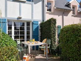 Camping Pas Cher vous présente avec son site Officiel campingpascher.fr, la Résidence Pierre & Vacances Premium De La Plage classé 4 étoiles, située sur la commune de Le Crotoy dans le département Somme (Picardie) en France. La résidence Pierre & Vacances Premium De La Plage, vous présente un hébergement de type maison et télévision. La résidence Pierre & Vacances Premium De La Plage vous propose du jeudi 24 septembre au jeudi 01 octobre 2026 pour 7 nuits à 834€. Cette location propose 115 dates différentes pour réserver votre séjour. Découvrez également les 7 autres gammes d'hébergements de la résidence. Piscine couverte, Piscine extérieure, Aire de jeux enfants, Centre équestre, Plats à emporter,... En savoir plus : cliquez-ICI.