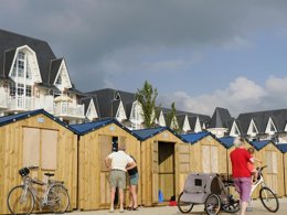 Camping Pas Cher vous présente avec son site Officiel campingpascher.fr, la Résidence Pierre & Vacances Premium De La Plage classé 4 étoiles, située sur la commune de Le Crotoy dans le département Somme (Picardie) en France. La résidence Pierre & Vacances Premium De La Plage, vous présente un hébergement de type maison et télévision. La résidence Pierre & Vacances Premium De La Plage vous propose du jeudi 24 septembre au jeudi 01 octobre 2026 pour 7 nuits à 834€. Cette location propose 115 dates différentes pour réserver votre séjour. Découvrez également les 7 autres gammes d'hébergements de la résidence. Piscine couverte, Piscine extérieure, Aire de jeux enfants, Centre équestre, Plats à emporter,... En savoir plus : cliquez-ICI.