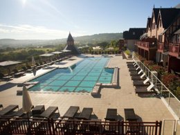 Camping Pas Cher vous présente avec son site Officiel campingpascher.fr, la Résidence Pierre & Vacances Premium & Spa classé 4 étoiles, située sur la commune de Houlgate dans le département Calvados (Basse Normandie) en France. La résidence Pierre & Vacances Premium & Spa, vous présente un hébergement de type maison de 39 m² et télévision. La résidence Pierre & Vacances Premium & Spa vous propose du sam. 07 novembre au sam. 14 novembre 2026 pour 7 nuits à 630€. Cette location propose 86 dates différentes pour réserver votre séjour. Découvrez également les 8 autres gammes d'hébergements de la résidence. Les Avis clients pour la Résidence Pierre & Vacances Premium & Spa sont de 7 sur 10. Piscine couverte, Piscine extérieure, Aire de jeux enfants, Centre équestre, Court de tennis, Escalade, Randonnée, Voile,... En savoir plus : cliquez-ICI.