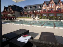 Camping Pas Cher vous présente avec son site Officiel campingpascher.fr, la Résidence Pierre & Vacances Premium & Spa classé 4 étoiles, située sur la commune de Houlgate dans le département Calvados (Basse Normandie) en France. La résidence Pierre & Vacances Premium & Spa, vous présente un hébergement de type maison de 49 m² et télévision. La résidence Pierre & Vacances Premium & Spa vous propose du sam. 26 septembre au sam. 03 octobre 2026 pour 7 nuits à 805€. Cette location propose 236 dates différentes pour réserver votre séjour. Découvrez également les 8 autres gammes d'hébergements de la résidence. Les Avis clients pour la Résidence Pierre & Vacances Premium & Spa sont de 7 sur 10. Piscine couverte, Piscine extérieure, Aire de jeux enfants, Centre équestre, Court de tennis, Escalade, Randonnée, Voile,... En savoir plus : cliquez-ICI.