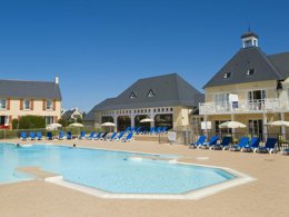 Camping Pas Cher vous présente avec son site Officiel campingpascher.fr, la Résidence Pierre & Vacances Le Green Beach - Omaha Beach classé 4 étoiles, située sur la commune de Port En Bessin Huppain dans le département Calvados (Basse Normandie) en France. La résidence Pierre & Vacances Le Green Beach - Omaha Beach, vous présente un hébergement de type studio de 32 m² pour 2 personnes et télévision. La résidence Pierre & Vacances Le Green Beach - Omaha Beach vous propose du sam. 14 novembre au sam. 21 novembre 2026 pour 7 nuits à 476€. Cette location propose 201 dates différentes pour réserver votre séjour. Découvrez également les 2 autres gammes d'hébergements de la résidence. Les Avis clients pour la Résidence Pierre & Vacances Le Green Beach - Omaha Beach sont de 7 sur 10. Piscine couverte, Piscine extérieure, Aire de jeux enfants, Golf, Ping-pong, Pétanque, Terrain de volley-ball, Terrain multisports, Plats à emporter,... En savoir plus : cliquez-ICI.