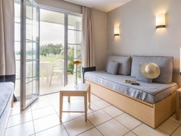 Camping Pas Cher vous présente avec son site Officiel campingpascher.fr, la Résidence Pierre & Vacances Le Green Beach - Omaha Beach classé 4 étoiles, située sur la commune de Port En Bessin Huppain dans le département Calvados (Basse Normandie) en France. La résidence Pierre & Vacances Le Green Beach - Omaha Beach, vous présente un hébergement de type studio de 32 m² pour 2 personnes et télévision. La résidence Pierre & Vacances Le Green Beach - Omaha Beach vous propose du vendredi 30 janvier au vendredi 06 février 2026 pour 7 nuits à 471€. Cette location propose 105 dates différentes pour réserver votre séjour. Découvrez également les 2 autres gammes d'hébergements de la résidence. Les Avis clients pour la Résidence Pierre & Vacances Le Green Beach - Omaha Beach sont de 7 sur 10. Piscine couverte, Piscine extérieure, Aire de jeux enfants, Golf, Ping-pong, Pétanque, Terrain de volley-ball, Terrain multisports, Plats à emporter,... En savoir plus : cliquez-ICI.