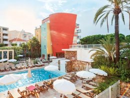 Camping Pas Cher vous présente avec son site Officiel campingpascher.fr, le Village vacances Pierre & Vacances Premium Port Prestige classé 4 étoiles, situé sur la commune de Antibes dans le département Alpes-maritimes (Provence Alpes Côte D'azur) en France. Le village vacances Pierre & Vacances Premium Port Prestige, vous présente un hébergement de type studio de 27 m² pour 1 personne avec climatisation et télévision. Le village vacances Pierre & Vacances Premium Port Prestige vous propose du dimanche 01 novembre au dimanche 08 novembre 2026 pour 7 nuits à 504€. Cette location propose 195 dates différentes pour réserver votre séjour. Découvrez également les 4 autres gammes d'hébergements du village vacances. Piscine extérieure, Centre équestre, Court de tennis, Golf, Voile, Plats à emporter,... En savoir plus : cliquez-ICI.