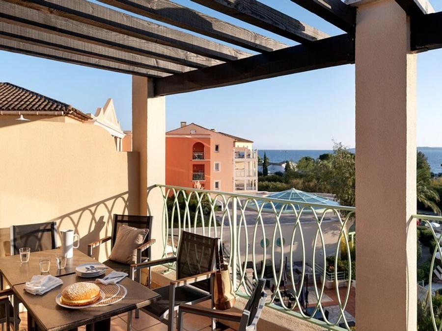 Camping Pas Cher vous présente avec son site Officiel campingpascher.fr, le Village vacances Pierre & Vacances Premium Les Calanques Des Issambres classé 4 étoiles, situé sur la commune de Les Issambres dans le département Var (Provence Alpes Côte D'azur) en France. Le village vacances Pierre & Vacances Premium Les Calanques Des Issambres, vous présente un hébergement de type appartement de 42 m² pour 1 personne avec climatisation et télévision. Le village vacances Pierre & Vacances Premium Les Calanques Des Issambres vous propose du vendredi 13 novembre au vendredi 20 novembre 2026 pour 7 nuits à 700€. Cette location propose 176 dates différentes pour réserver votre séjour. Découvrez également les 6 autres gammes d'hébergements du village vacances. Piscine extérieure, Planche à voile, Plongée, Restaurant,... En savoir plus : cliquez-ICI.