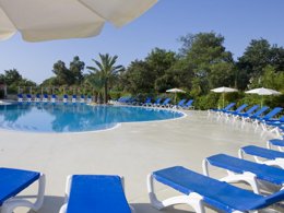 Camping Pas Cher vous présente avec son site Officiel campingpascher.fr, le Village vacances Pierre & Vacances Premium Les Calanques Des Issambres classé 4 étoiles, situé sur la commune de Les Issambres dans le département Var (Provence Alpes Côte D'azur) en France. Le village vacances Pierre & Vacances Premium Les Calanques Des Issambres, vous présente un hébergement de type studio de 31 m² avec climatisation et télévision. Le village vacances Pierre & Vacances Premium Les Calanques Des Issambres vous propose du dimanche 01 novembre au dimanche 08 novembre 2026 pour 7 nuits à 439€. Cette location propose 261 dates différentes pour réserver votre séjour. Découvrez également les 6 autres gammes d'hébergements du village vacances. Piscine extérieure, Planche à voile, Plongée, Restaurant,... En savoir plus : cliquez-ICI.