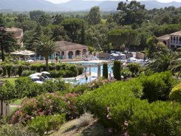 Camping Pas Cher vous présente avec son site Officiel campingpascher.fr, la Résidence Pierre & Vacances Les Parcs De Grimaud classé 3 étoiles, située sur la commune de Grimaud dans le département Var (Provence Alpes Côte D'azur) en France. La résidence Pierre & Vacances Les Parcs De Grimaud, vous présente un hébergement de type studio de 20 m² pour 1 personne et télévision. La résidence Pierre & Vacances Les Parcs De Grimaud vous propose du vendredi 18 décembre au vendredi 25 décembre 2026 pour 7 nuits à 420€. Cette location propose 228 dates différentes pour réserver votre séjour. Découvrez également les 4 autres gammes d'hébergements de la résidence. Les Avis clients pour la Résidence Pierre & Vacances Les Parcs De Grimaud sont excellents avec une note moyenne de 8 sur 10. Piscine extérieure, Centre équestre, Golf, Location de bateaux, Plongée, Voile, Plats à emporter,... En savoir plus : cliquez-ICI.