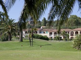 Camping Pas Cher vous présente avec son site Officiel campingpascher.fr, la Résidence Pierre & Vacances Les Parcs De Grimaud classé 3 étoiles, située sur la commune de Grimaud dans le département Var (Provence Alpes Côte D'azur) en France. La résidence Pierre & Vacances Les Parcs De Grimaud, vous présente un hébergement de type appartement de 35 m² pour 1 personne et télévision. La résidence Pierre & Vacances Les Parcs De Grimaud vous propose du vendredi 19 décembre au vendredi 26 décembre 2025 pour 7 nuits à 482€. Cette location propose 215 dates différentes pour réserver votre séjour. Découvrez également les 4 autres gammes d'hébergements de la résidence. Les Avis clients pour la Résidence Pierre & Vacances Les Parcs De Grimaud sont excellents avec une note moyenne de 8 sur 10. Piscine extérieure, Centre équestre, Golf, Location de bateaux, Plongée, Voile, Plats à emporter,... En savoir plus : cliquez-ICI.